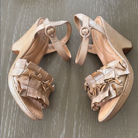 Born Elegant Metallic Tan Leather Wedge Sandals Slingback Comfort Shoes Size 7M - Picture 12 of 12